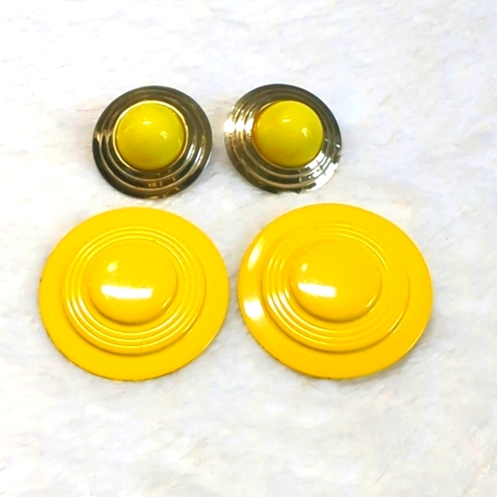 Vintage 70's Yellow Enamel and Goldtone Clip Earrings - Qty 2 pairs - Picture 4 of 7